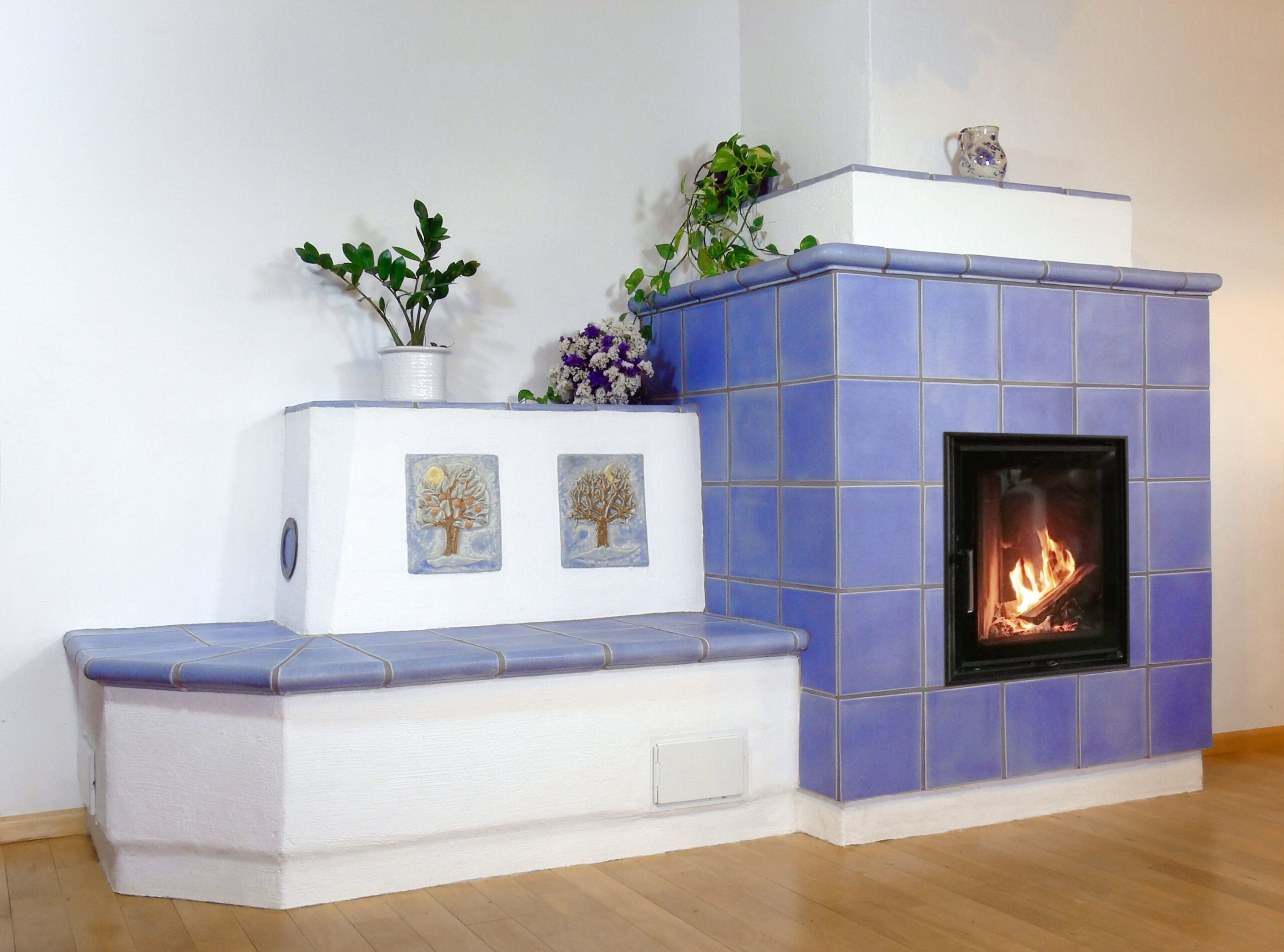 Kachelofen blau, aus handgefertigten Kacheln